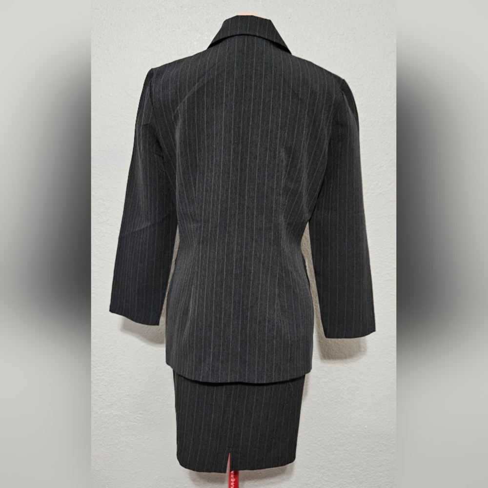Womens 2 Piece Suit - Picture 2 of 3